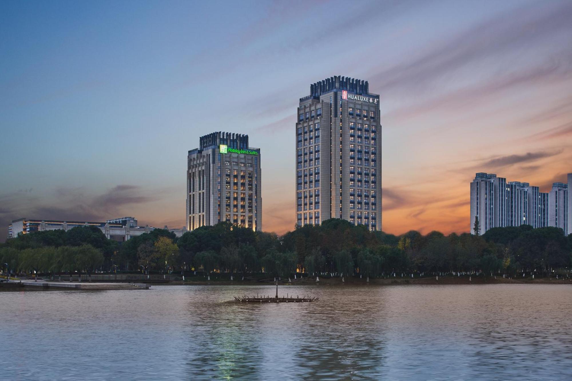 Hualuxe Kunshan Huaqiao By Ihg - F1 Racing Preferred Hotel Exteriör bild